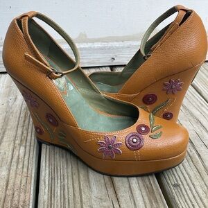 VInce Camuto “Pandas” Leather Embellished Wedge Heels Size 8.5